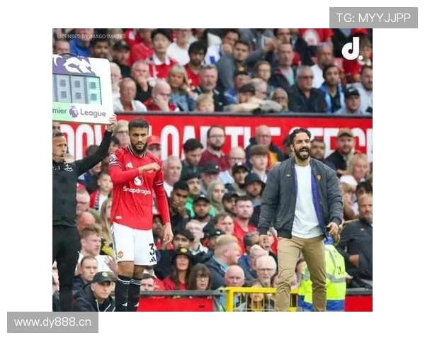 老詹再聚首马兹拉维新造型引球迷调侃成曼联第二老詹